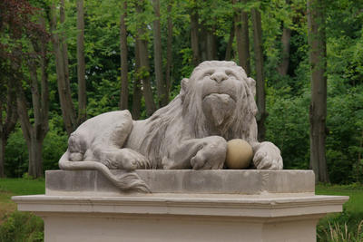 Ein steinerner Löwe am Eingang des Schlosses