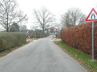 Theodor-Storm-Stieg Kreuzung Radweg Katzenbuckel mit eingeengter Fahrbahn