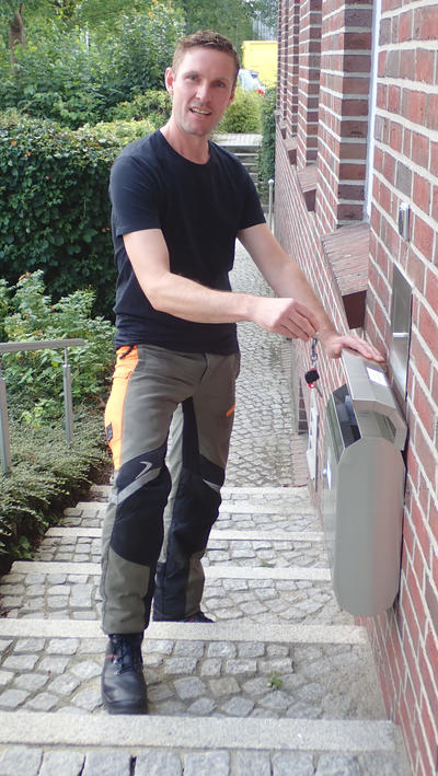 Fabian Westphal wirft seinen Autoschl�ssel in den Briefkasten des Rathauses Nord.