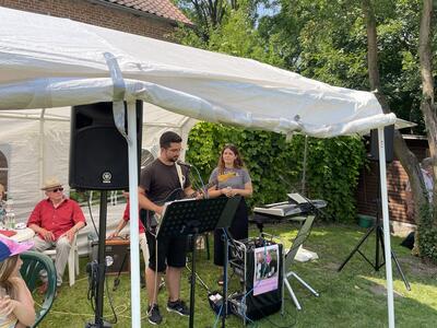 Spontaner Auftritt von S&iacute;via Rinc&oacute;n und Toni Malgarejo von der Musikschule in Esplugues auf dem Sommerfest des B&uuml;rgervereins