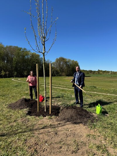 Pflanzaktion Baum des Jahres 2026 am Regenr&uuml;ckhaltebecken 88b_3_CR Stadt Ahrensburg