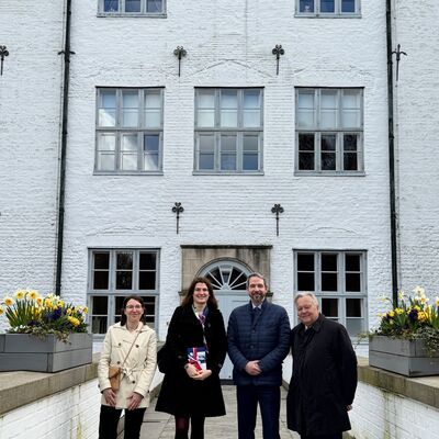 Besuch franz&ouml;sische Konsulin vorm Schloss_Gruppenbild_2