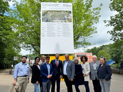 Gruppenbild Bauschild Campus Ahrensburg_2
