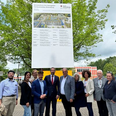 Gruppenbild Bauschild Campus Ahrensburg_2