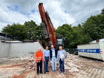 v.l.n.r.: stellv. B&uuml;rgermeister Klaus Korte, B&uuml;rgervorsteher Benjamin Stukenberg, Leiter der Stabsstelle Feuerwehr und Presse Fabian Dorow, Hauptausschussvorsitzender Wolfdietrich Siller