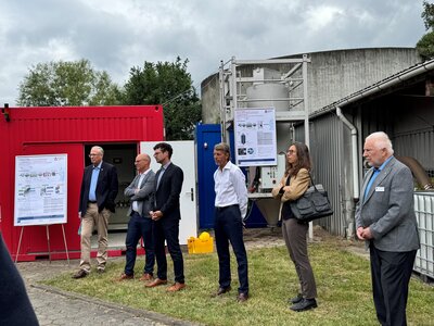 Gruppe vor Container_Koch_Goldschmidt_Wachholz_Groenwald_Roepcke_Korte