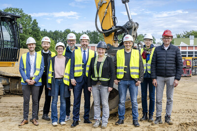 Gruppenbild auf der Baustelle Campus-Ahrensburg