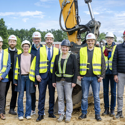 Gruppenbild auf der Baustelle Campus-Ahrensburg