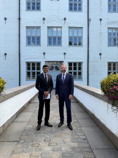 Indischer Generalkonsul Raakesh Natraj J._Eckart Boege vor dem Schloss