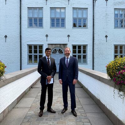 Indischer Generalkonsul Raakesh Natraj J._Eckart Boege vor dem Schloss